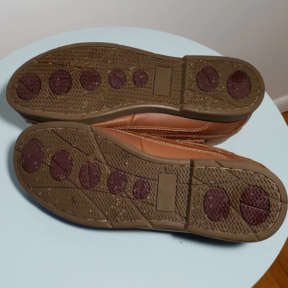 Earth Shoe Hatteras Leather Boat Style Shoes in Mid Brown.